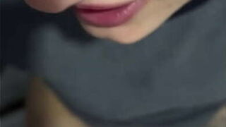 Fiquei com tanto tes&atilde_o dentro da esta&ccedil_&atilde_o do metr&ocirc_ minha buceta estava toda molhada ! Fui da no banheiro e chupa esse pau grosso do meu marido .(EM PUBLICO)