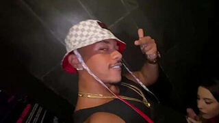 Vazou na net! Casada tattoada mamando no banheiro da balada