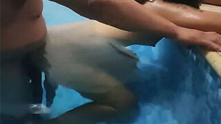 Hombre maduro nos invita a una piscina a grabar