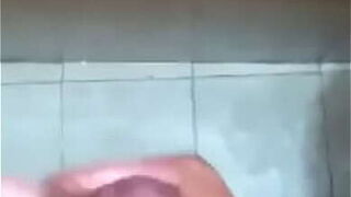 Me la jalo y me sale mucha leche