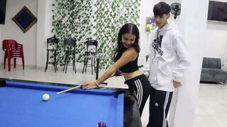 me follo a mi pequeñ_a hermanastra latina en el billar de mi padrastro - porno en ruso