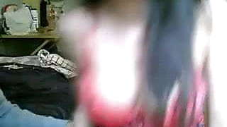 Super hot Desi babe putting up a show on webcam