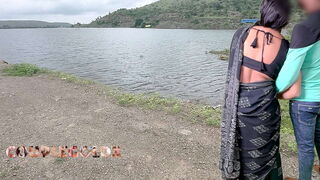 कोमल पहली बार तालाब किनारे चुत रही थी