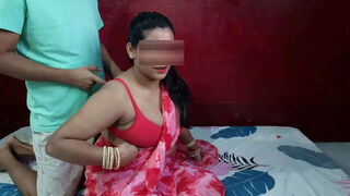 हॉर्नी स्टेपमॉम ने कहा बेटा मेरा ब्रा हुक बंद करदे, फिर सौतेली माँ की पलंगतोड़ हिंदी में चुदाई