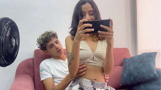 Ense&ntilde_o a mi peque&ntilde_ita hermanastra a jugar en el celular mientras le hago sentir mi enorme polla