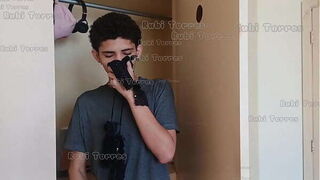 Peguei o safado do meu meio irm&atilde_o cheirando minha calcinha no guarda roupa e o castiguei dando a buceta pra ele