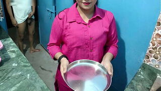 Desi Indian Beautiful Bhabhi ka Kitchen Me Dever Ke Sat Gapa Gap