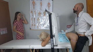 Duas safadas v&atilde_o ao ginecologista para deixar brincar com sua buceta!