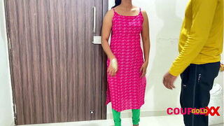 कोमल की नौकरानी ने अपनी लड़की को कम भेज दिया, घर के मालिक ने कुंवारी को बताया कि वह जाने वाली है