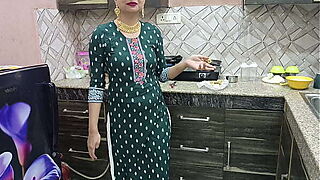 Indian Punjabi Ma putt new Desi chudai full gaaliyan Punjabi full HD Desi sardarni stepmom fucked with big cock bund Mari in Kitchen Punjabi audio