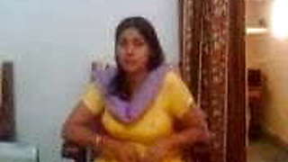 Indian sex video of an Indian aunty showing her big boobs