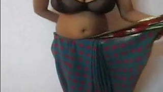 Indian housewife expose her big boobs in saree