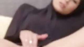 Arab Women From London Rubbing Her Pussy Trying To Cum