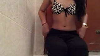 Desi girl Alishba masturbating on cam