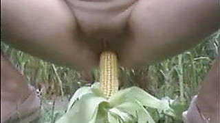 India se masturba en el campo