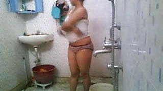 awsome figure girl bathing for lover