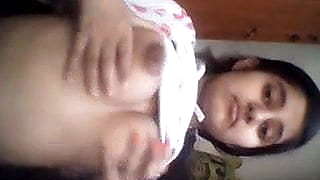 sonia show her boobs Lahore