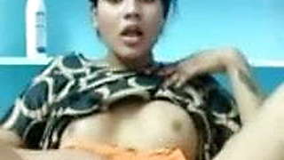 Indian girlfriend masturbates on video call and squirts