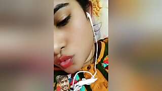 Today Exclusive -cute Desi Girl Shows Her Boobs To Lover On Vc