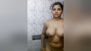 Desi Girl Shows Her Boobs