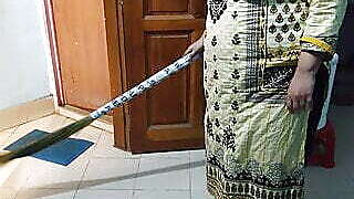 Neighbor fucks Tamil hot aunty while sweeping the house - Indian Sex