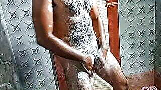 Meri nokranai ne muje bathroom me nahate huye chupke se dekha fir chut pel-wayi