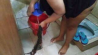 (Family Sex) 45 year old ke pakistani ma bathroom mein kapde dho rahee thee tabhe usaka beta aya aur usake chudai kar de