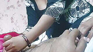 Lund ko lamba karne ki desi tel se massage ki Shabnam ne apni choot fadwane ke liye