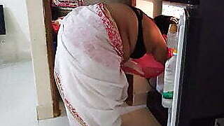 Indian Hot Aunty Open The Fridge - Padose Ladaka Ne aunty ka Sir Dalkar Fridge Ke Andar unakee Chudai Kee