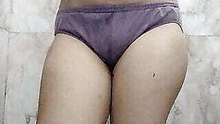 Moti chuchee wali ladki ko nahate hue dekhkar lund kada ho gya