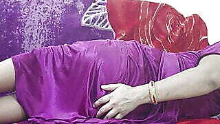 Gav ke gawar ladaki ne apane sasur ke samane nighti pahankar chut chudai ki