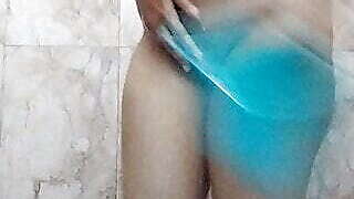 Bhen ki gand dekhkr maja aa gya nahate time hot lagti h