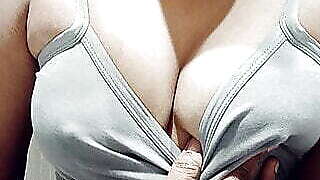 Seducing  desi girl boobs very hot girl showing