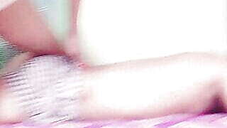 Desi ladaki apane yaar ko massag karake apane chut ka bhi massag karawaya