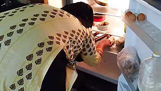 (Indian Hot Maa ke sath Beta Jabardasti chudai) When stepmom opened the fridge, stepson fucked & put her in the fridge
