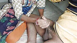 Desi bhabhi ko peche se bula kar gand mari