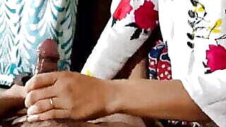 Nayi young bhabhi ke gaand me shahad daal kar chudai