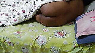 (Desi Maa Ko Khub Choda) Jab Maa Nagna So Rahi Thi To Beta Uski Badi Gaand Ke Andar Chudai Kar Raha Tha