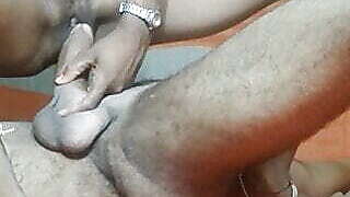 Desi Saheli Leela Ko Ghar Bulakar Choda