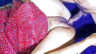 Neelam bhabhi so Rahi thi maine chupke se uske kapde khol kar chut me ungli dali to garm ho kar chudai