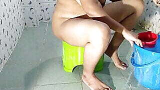 soteli maa ko bathroom me chupke se nahate huye dekha or video banaya