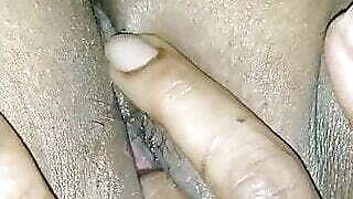 Amajn delivery boy fuk sonali and fingering when hubby hide and capture vdo. Bengali hot wife sonali invite you to fk