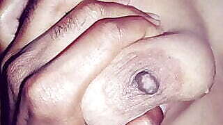 Padosi ladki ki chuchiyon ko main apne hathon se daba kar maze liye