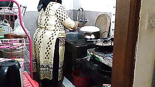 (Kitchen Ne Jabardast Meri Chudai) Neighbor Fucks Tamil Muslim Hot Aunty While Cooking - Indian Sex