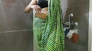 Bhabhi ji ne saare me kiya sexy dance