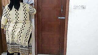 (Indian Maid Ki Jabardast Chudai Malik) Tamil Maid Fucked By Owner While Cleaning House - Huge Ass Cum