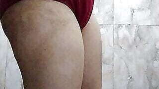 Wife ko nahate hue dekhkar banaya video