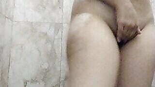 Jab bua ki ladki ka nahate hue video banaya