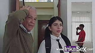 Colegiala jovencita y  padrastro descubren a su novio masturbá_ndose con su tanga y recibe duro anal