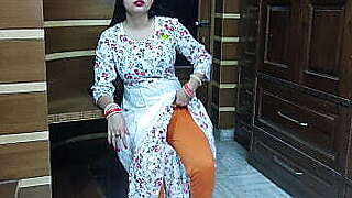 Pdosi hua tharki bhabhi ko dekh gaand mari bhabhi ki ghr pe